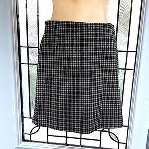 DIVIDEND- Short Pull-up Skirt